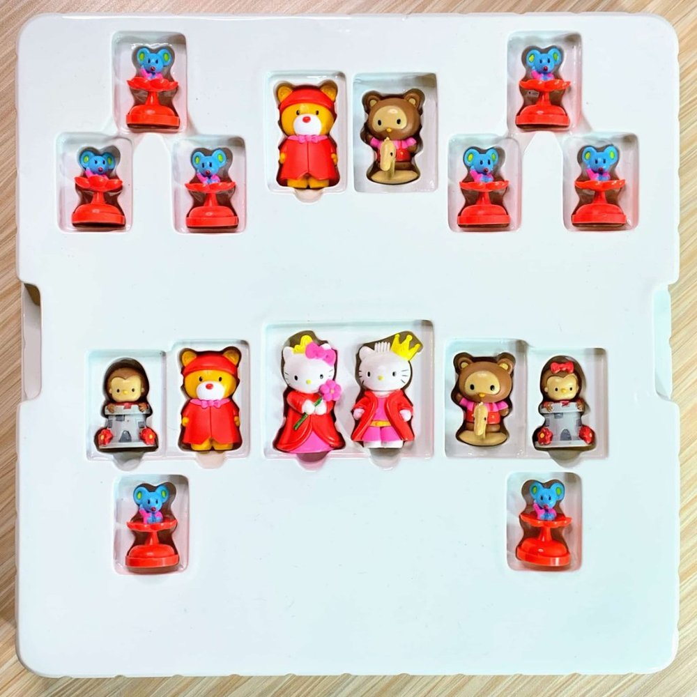 Hello Kitty Rare 30th Anniversary Chess Set In Tin - Picture 5 of 8